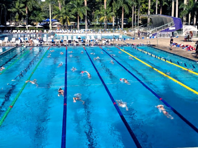 Treino de natação no Clube Pinheiros, São Paulo, com raias Floty verdes, azuis e amarelas nas cores oficiais de competição