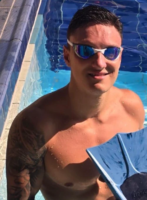 Caio Pumputis na piscina segurando nadadeiras Floty