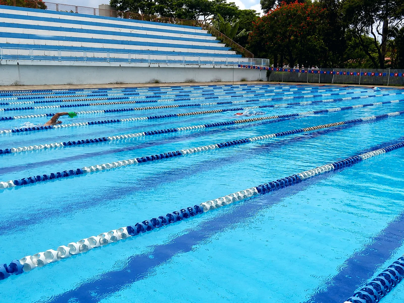 Piscina de competição ao ar livre com raias antimarola alinhadas