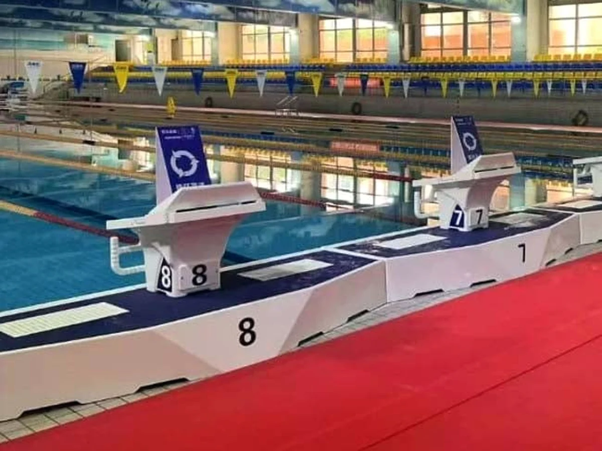 Plataforma elevada Floty para blocos de partida instalada em piscina de competição