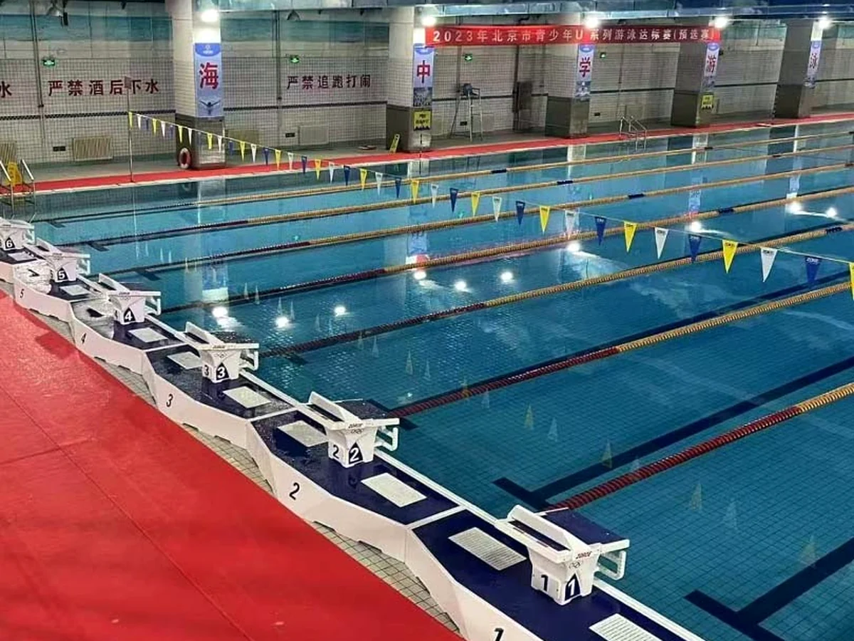 Blocos de partida Floty alinhados na borda de uma piscina de competição
