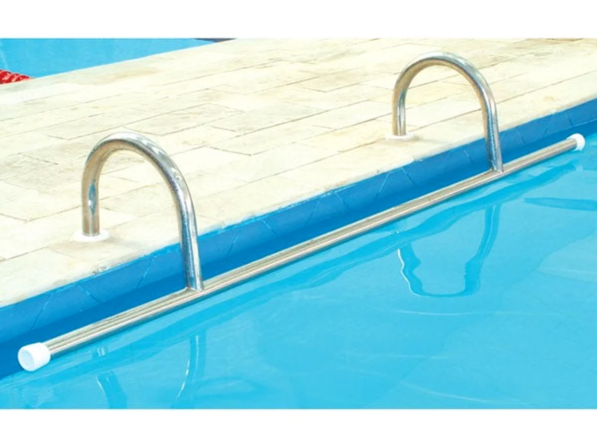 Corrimão de aço inox Floty instalado na borda de uma piscina
