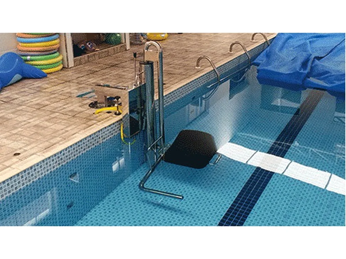 Elevador hidráulico autônomo Floty instalado na borda da piscina