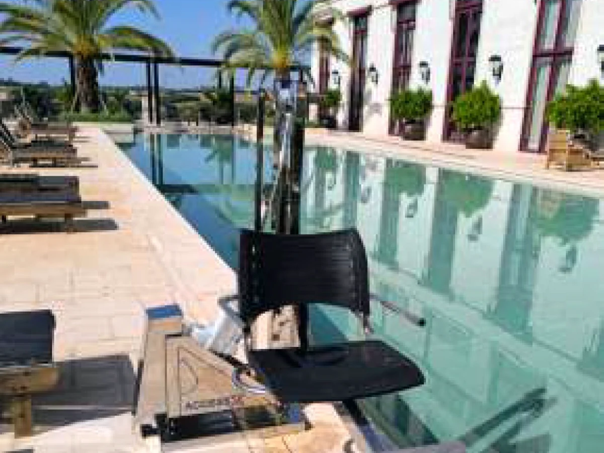 Elevador hidráulico Floty instalado na borda de uma piscina externa