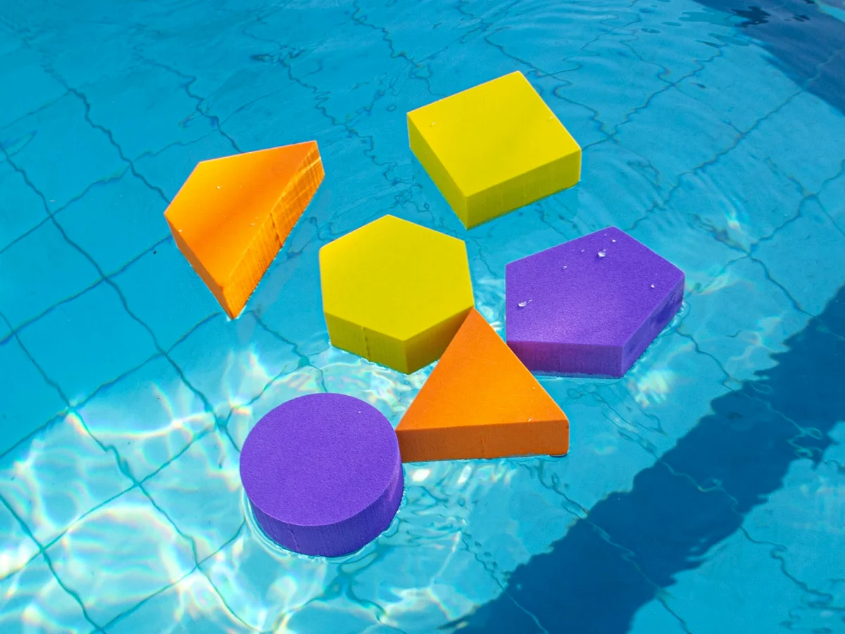 Formas geométricas flutuantes Floty coloridas na água da piscina