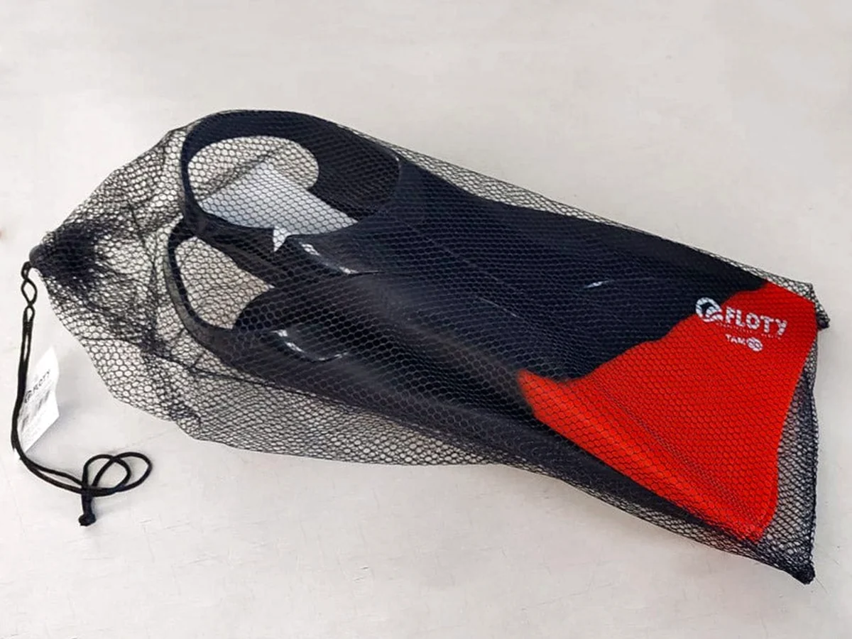 Nadadeira Floty de silicone guardada no Mesh Bag