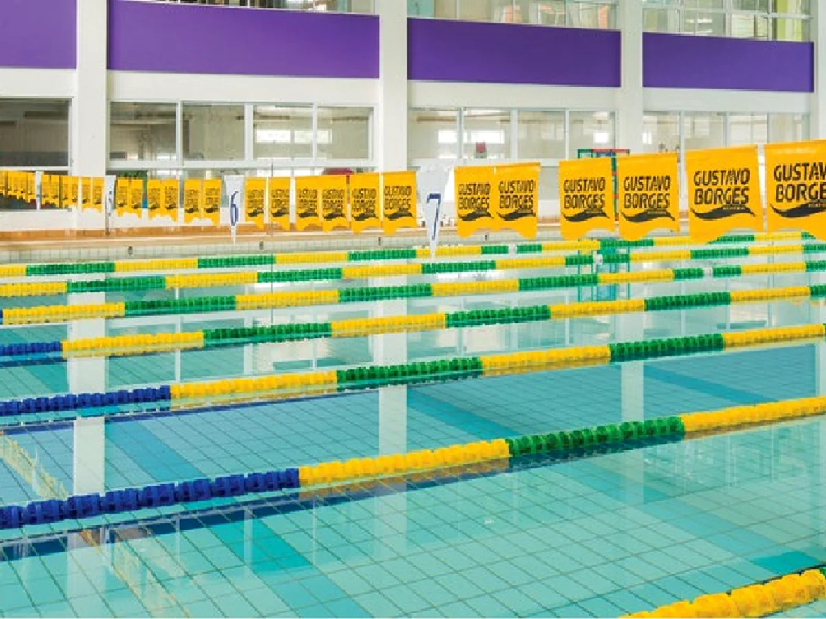 Raias Atenas Floty amarelas, verdes e azuis instaladas em piscina de competição