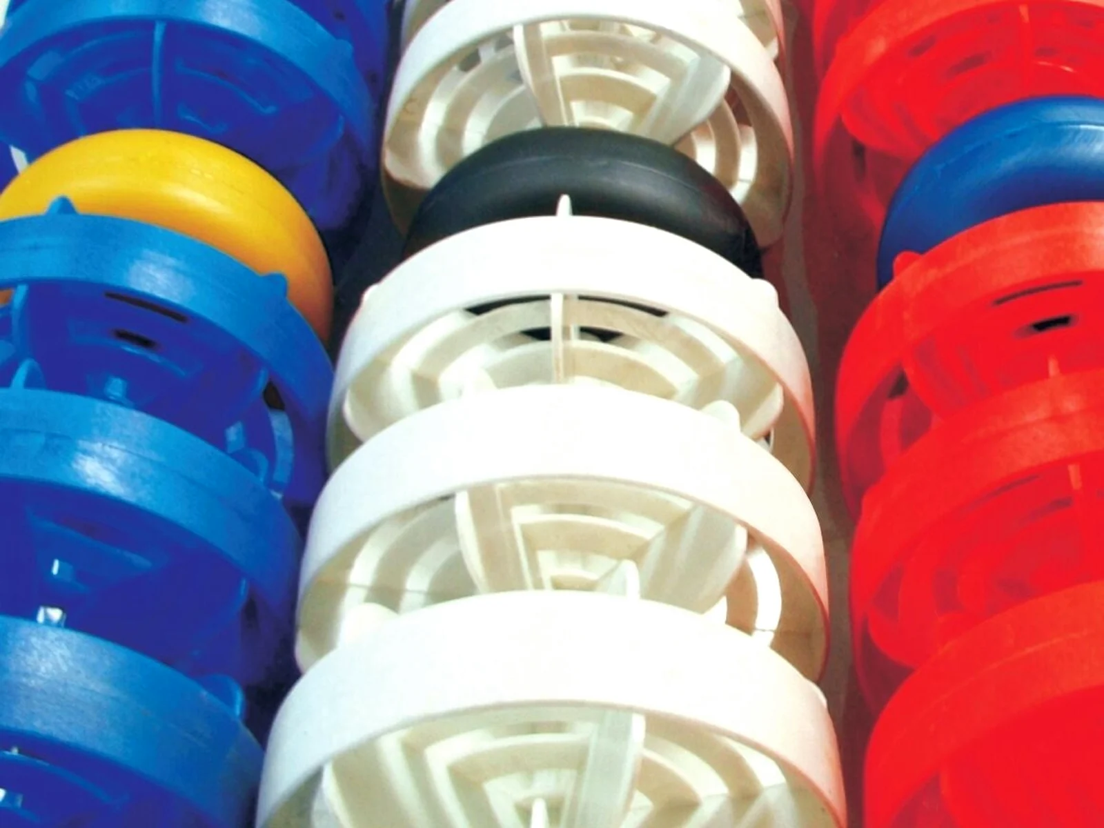 Raias anti-marola Montreal Floty montadas, com discos azuis, brancos e vermelhos