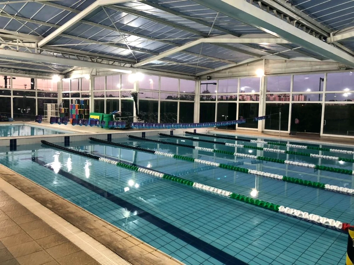Piscina coberta com raias Floty instaladas entre as pistas