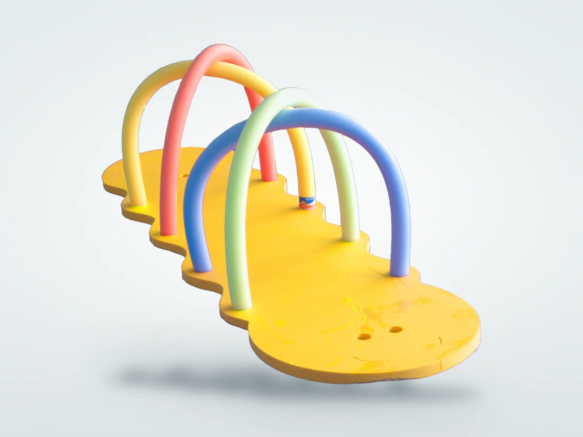 Tapete flutuante Floty em formato de lagarta com arcos de Acqua Tub