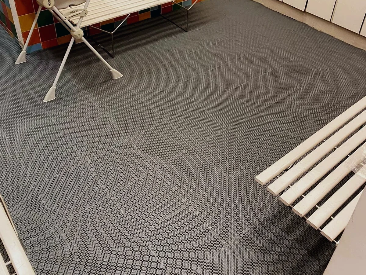 Vestiário coberto com Piso Flexível G cinza, com bancos e armários