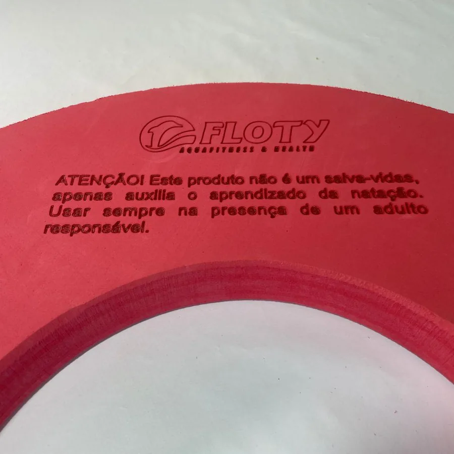 Aviso gravado na boia circular G Floty: Este produto não é um salva-vidas, apenas auxilia o aprendizado da natação. Usar sempre na presença de um adulto responsável.