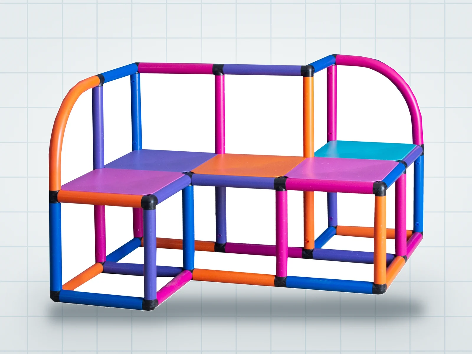 Plataforma zig-zag Floty com corrimãos coloridos, vista de estúdio