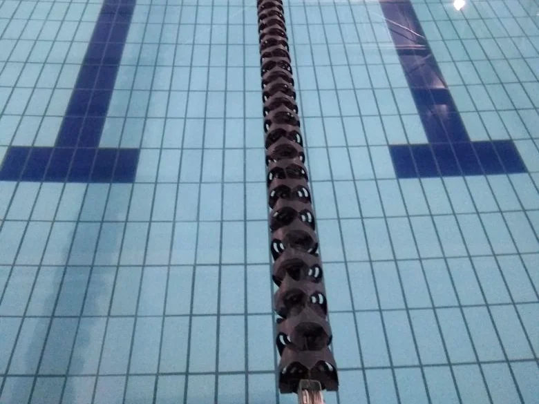 Raia anti-marola Floty esticada ao longo da pista da piscina