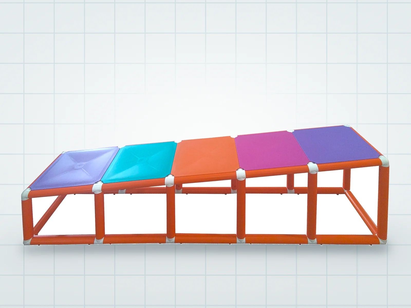 Plataforma em rampa Floty, de 40 a 65 cm de altura, com painéis coloridos, vista de estúdio