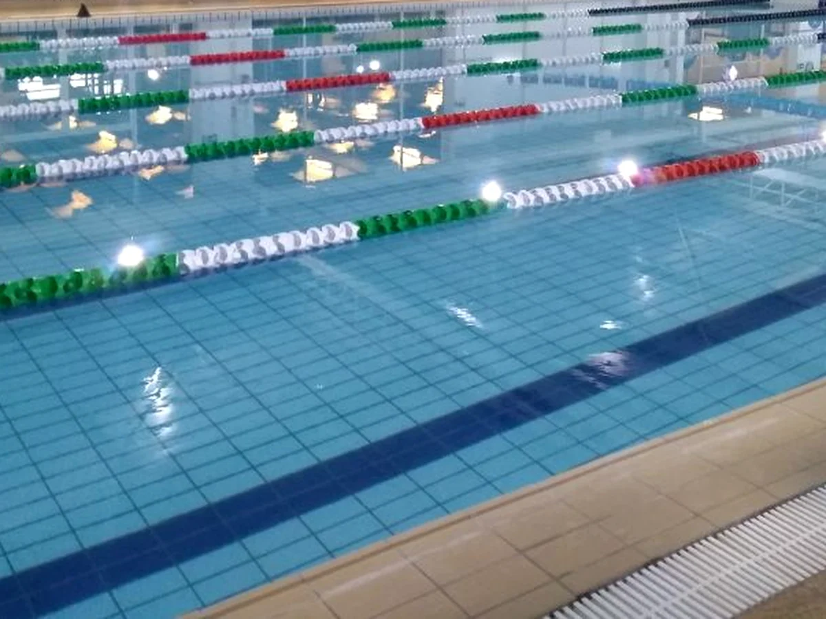 Piscina coberta com raias Floty instaladas
