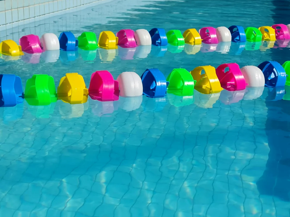 Raias Floty coloridas flutuando na água