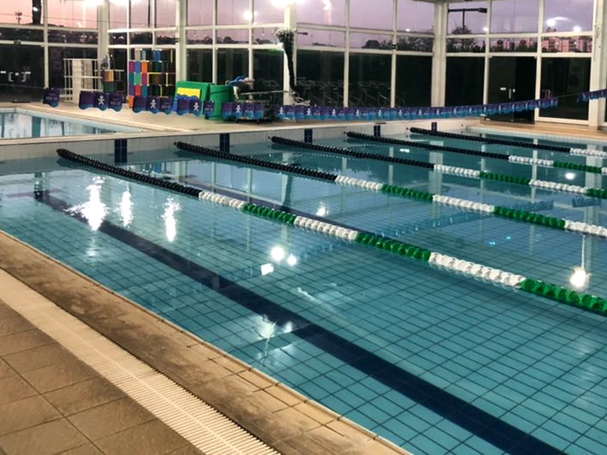 Piscina coberta com raias instaladas, vista da borda